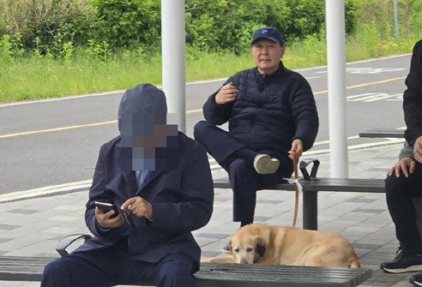 윤석열 개산책.jpg