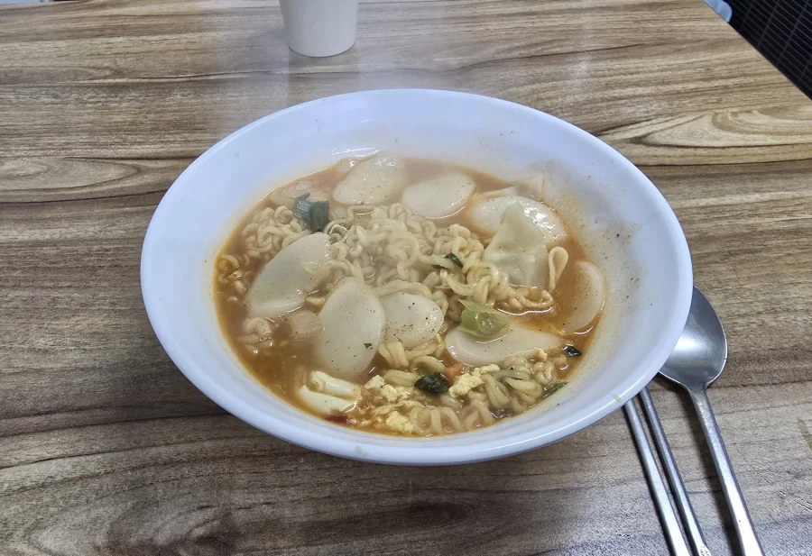 야간근무하고 집 근처 분식집에서 아침밥 간단히 먹은 소식가다_4.webp